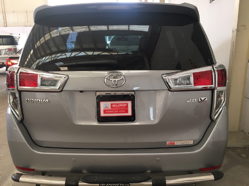 Bán xe Innova V sx 2017 chạy 6.600 km, giao xe ngay đi tết