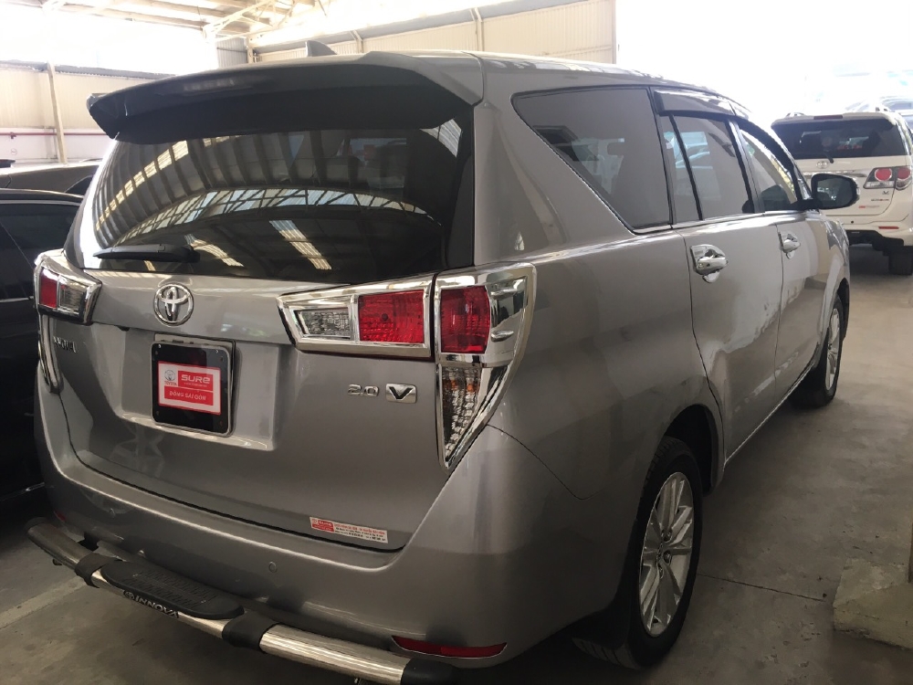 Bán xe Innova V sx 2017 chạy 6.600 km, giao xe ngay đi tết