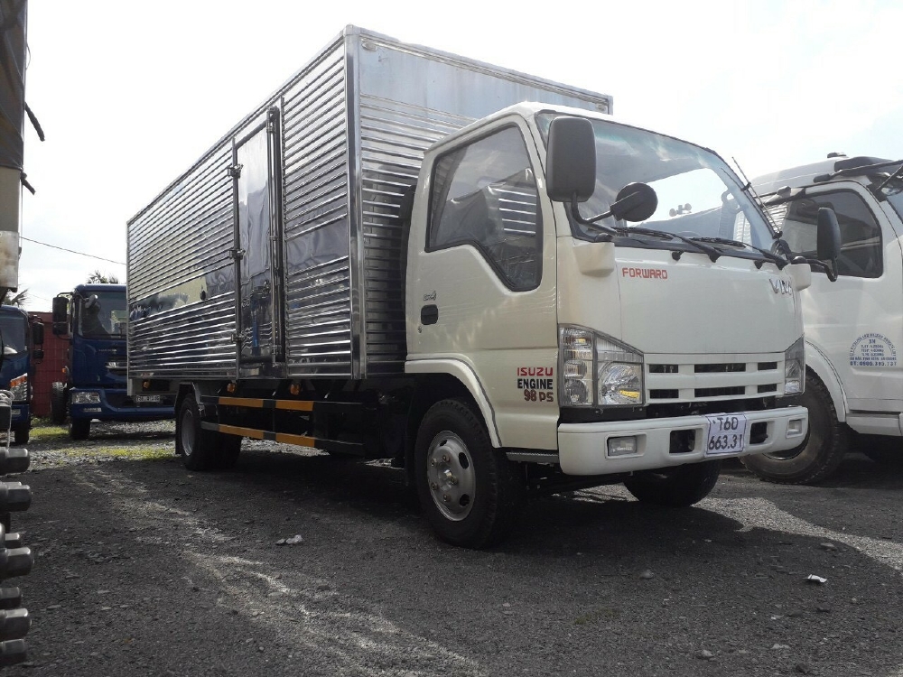 Giá xe tải isuzu 1.9 tấn thùng 6m2 chở hàng pallet mút xốp vào thành phố