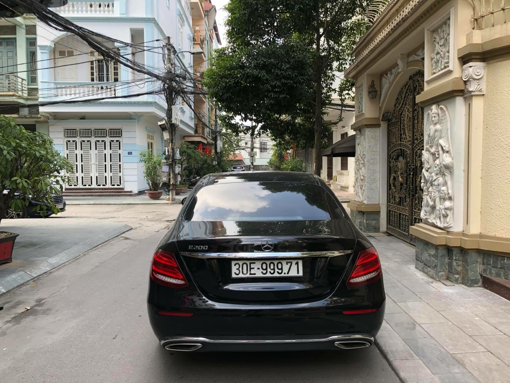Bán Mercedes E200 2017 màu Đen chính chủ biển Hn cực đẹp giá cực tốt