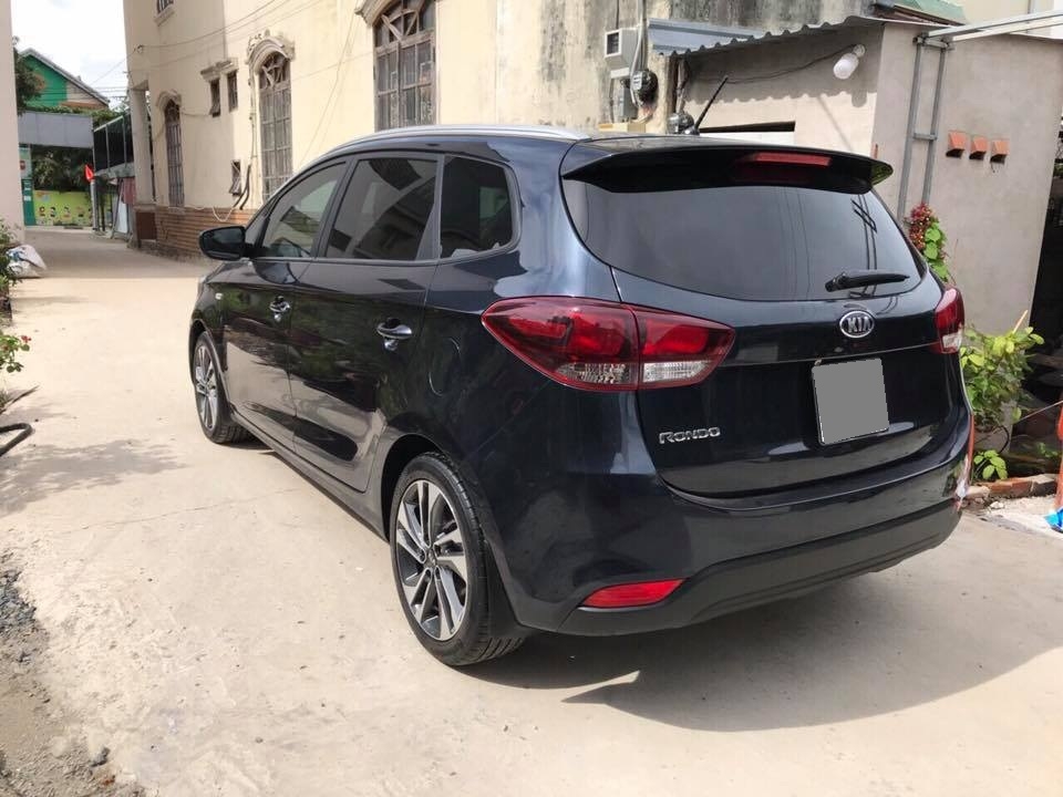 Bán Kia Rondo GAT tự động 2019 màu đen xe như mới