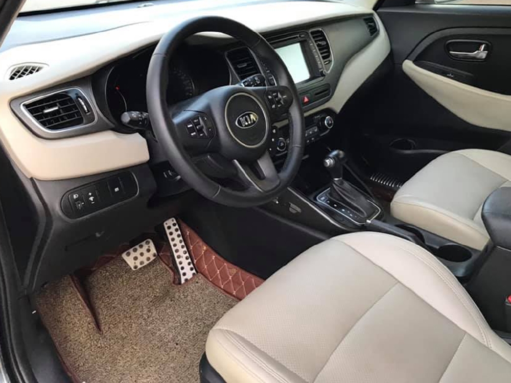 Bán Kia Rondo GAT tự động 2019 màu đen xe như mới