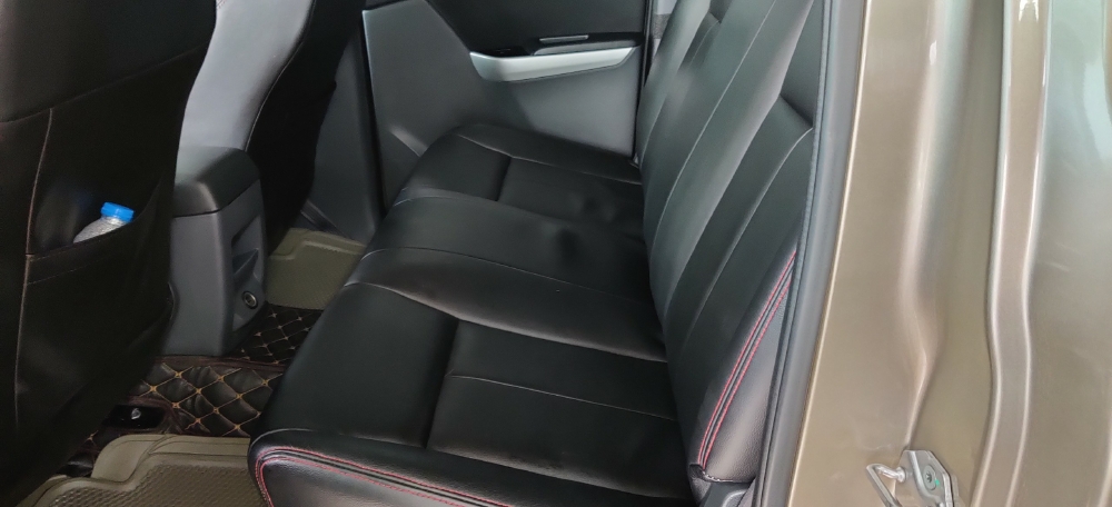 Cần bán xe Mazda BT50 3.2L AT đời 2015, màu vàng, giá tốt
