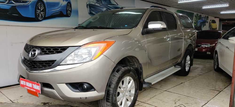 Cần bán xe Mazda BT50 3.2L AT đời 2015, màu vàng, giá tốt