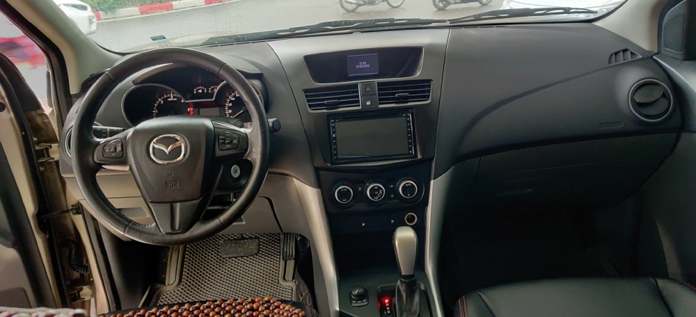 Cần bán xe Mazda BT50 3.2L AT đời 2015, màu vàng, giá tốt