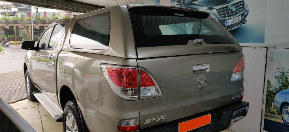 Cần bán xe Mazda BT50 3.2L AT đời 2015, màu vàng, giá tốt