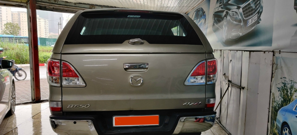 Cần bán xe Mazda BT50 3.2L AT đời 2015, màu vàng, giá tốt