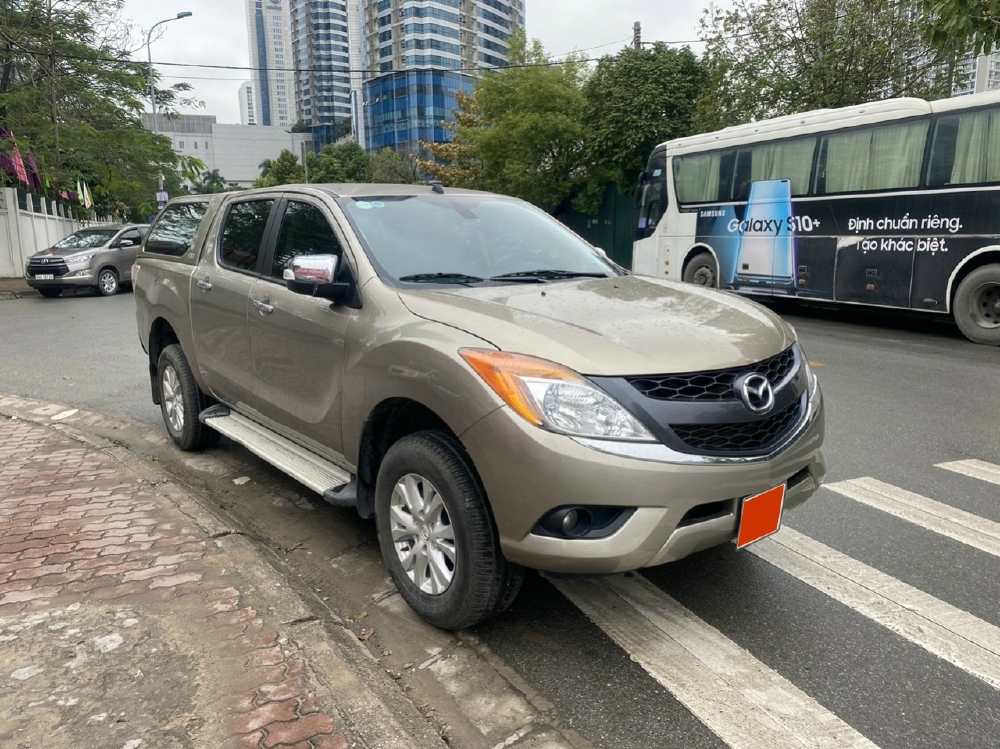 Cần bán xe Mazda BT50 3.2L AT đời 2015, màu vàng, giá tốt