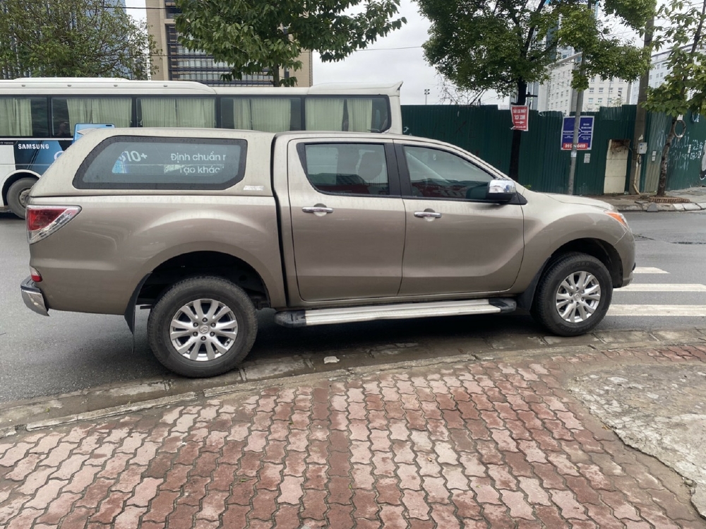 Cần bán xe Mazda BT50 3.2L AT đời 2015, màu vàng, giá tốt