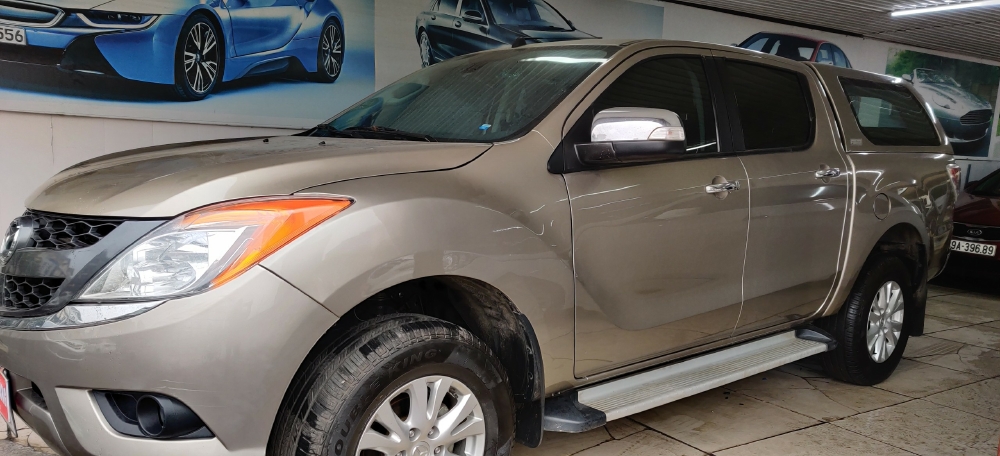 Cần bán xe Mazda BT50 3.2L AT đời 2015, màu vàng, giá tốt