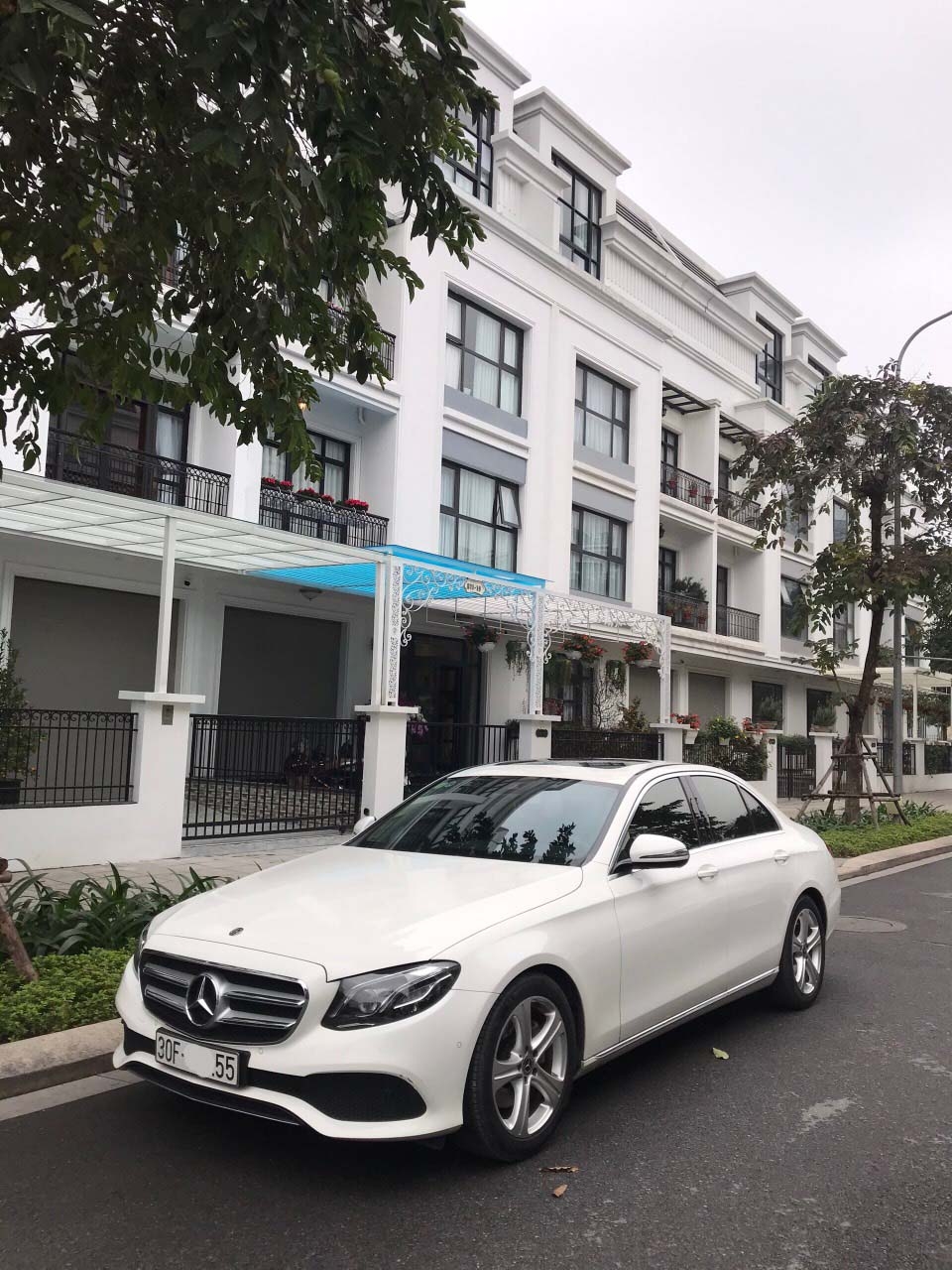 Bán Mercedes E250 2018 Trắng/Nâu chính chủ biển HN cực đẹp giá tốt