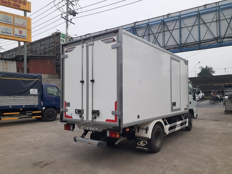 Xe tải ISUZU QKH (QKR270) thùng Đông Lạnh Quyền. Tải 1,9 tấn