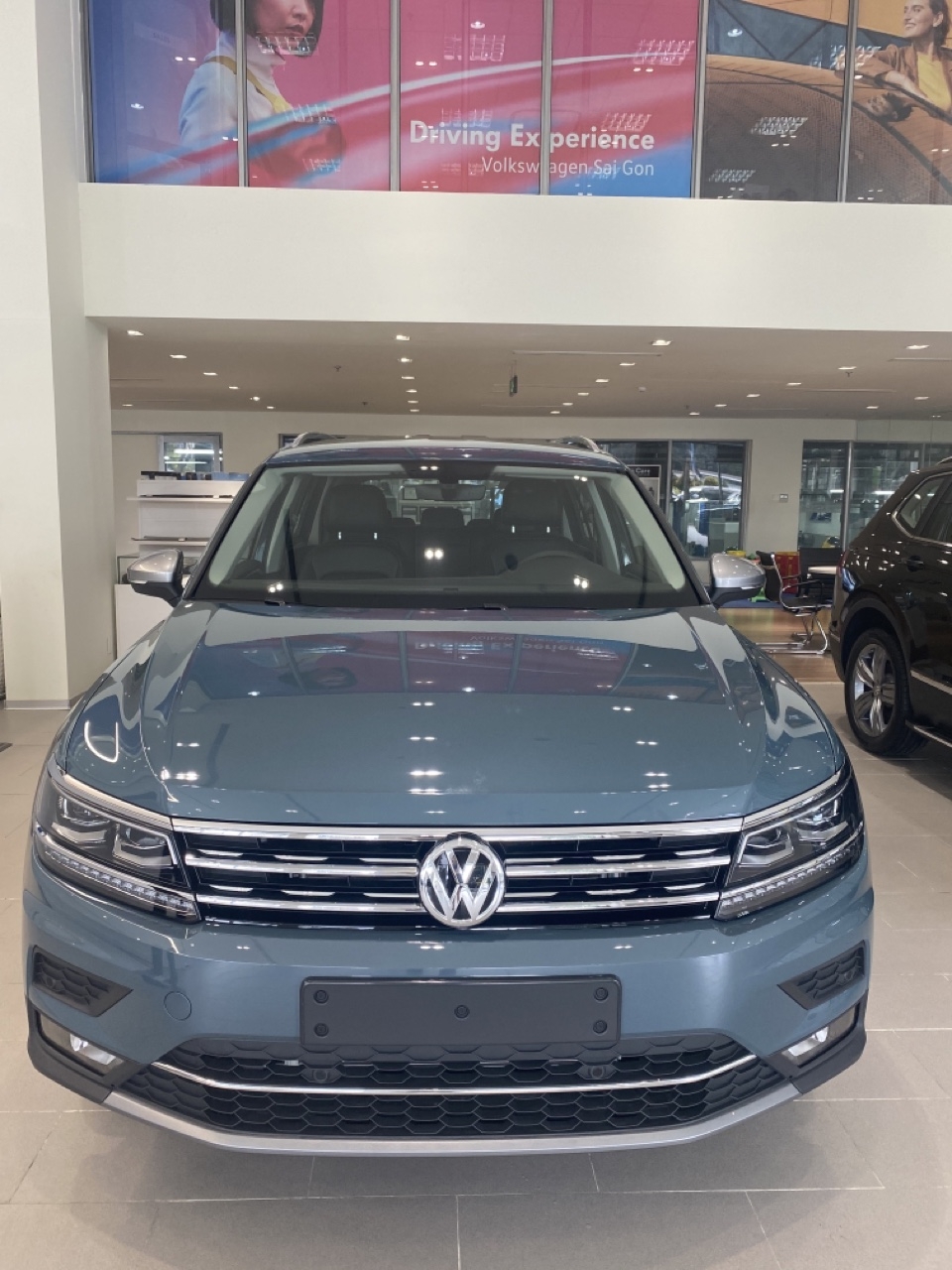 Tiguan Luxury màu xanh độc lạ, SUV 7 chỗ, khuyến mãi cực tốt