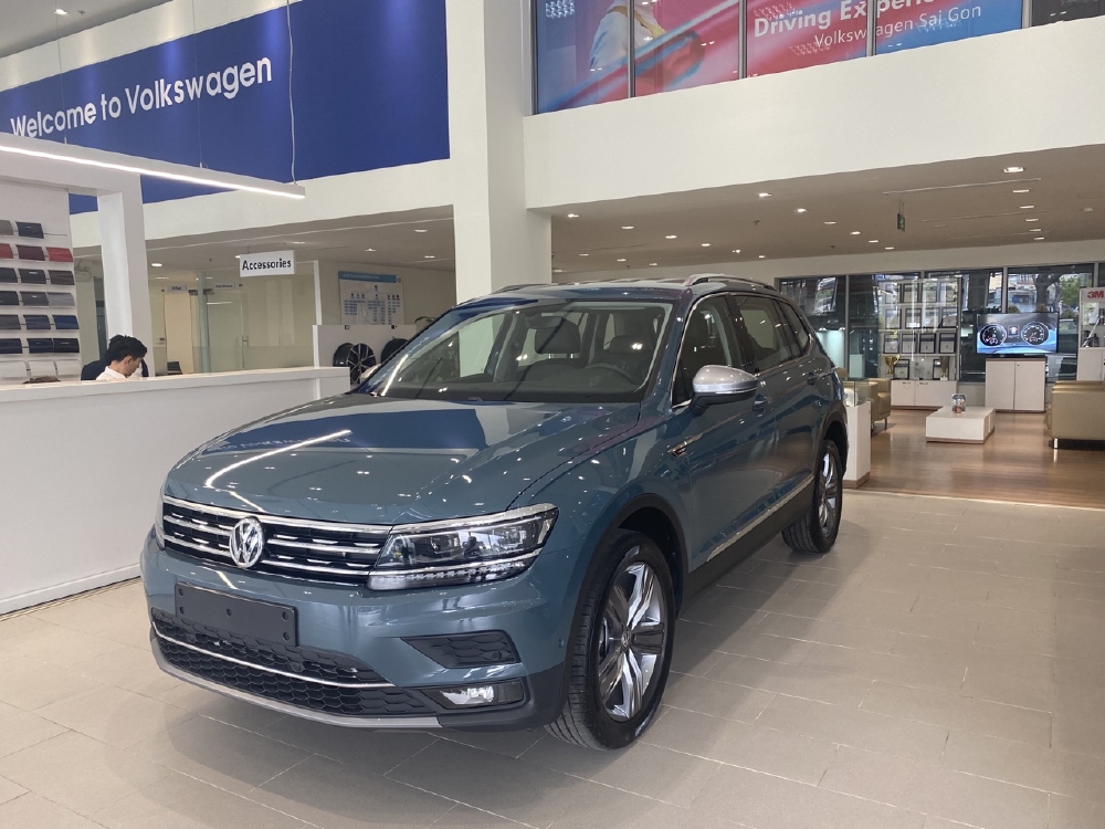 Tiguan Luxury màu xanh độc lạ, SUV 7 chỗ, khuyến mãi cực tốt