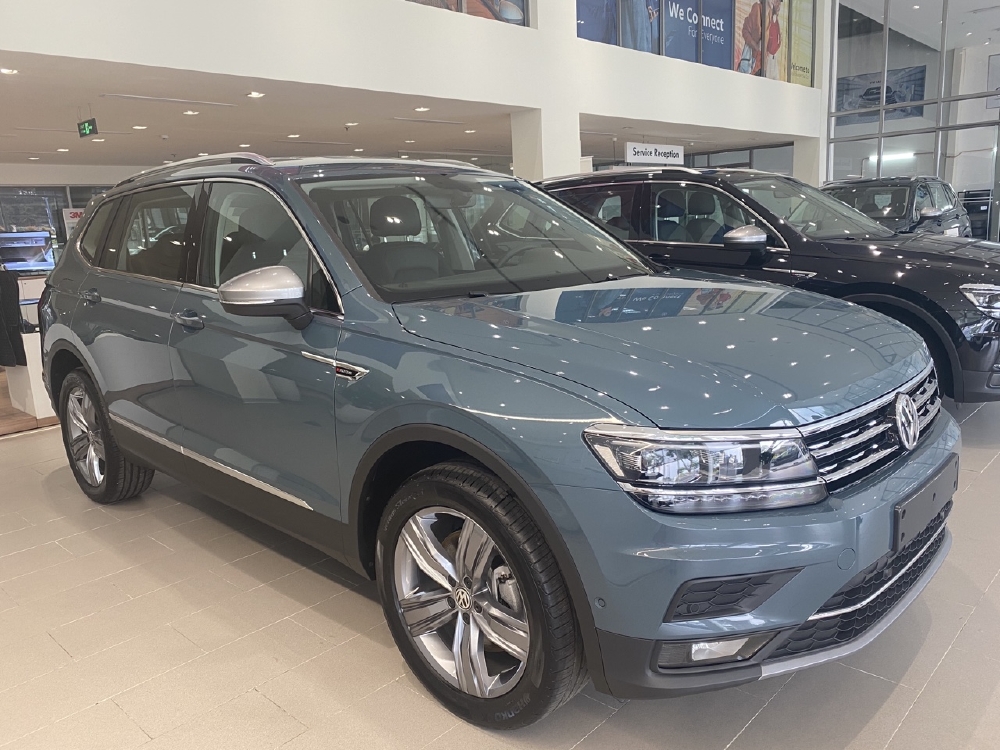 Tiguan Luxury màu xanh độc lạ, SUV 7 chỗ, khuyến mãi cực tốt