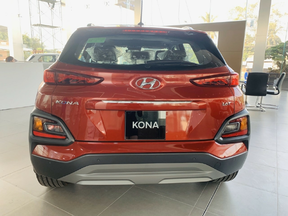 Hyundai Kona 1.6 Turbo giảm giá siêu khủng, hỗ trợ giao xe nếu khách ở xa