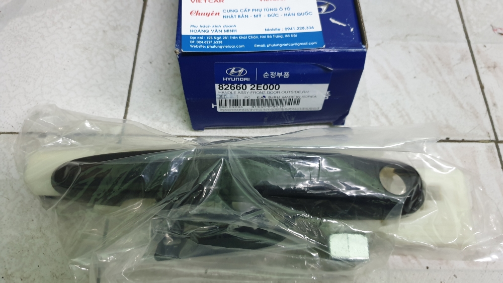 Tay mở cửa ngoài trước Hyundai Tucson
