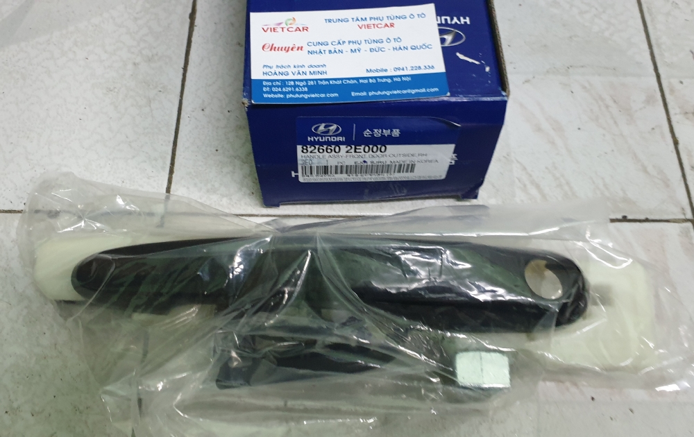 Tay mở cửa ngoài trước Hyundai Tucson
