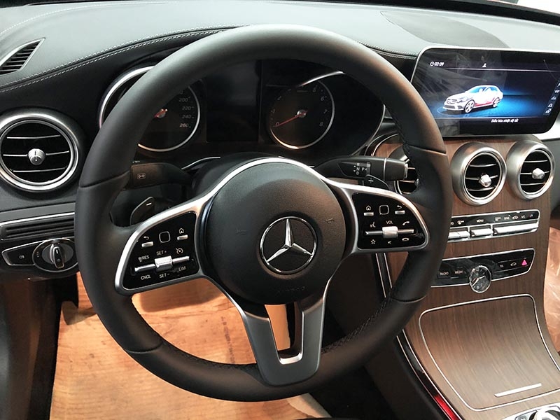 Xe Mercedes C200 Exclusive đăng ký 2019 màu Đỏ chạy lướt 3566 Km như mới giá cực rẻ / 1 tỷ 609 triệu