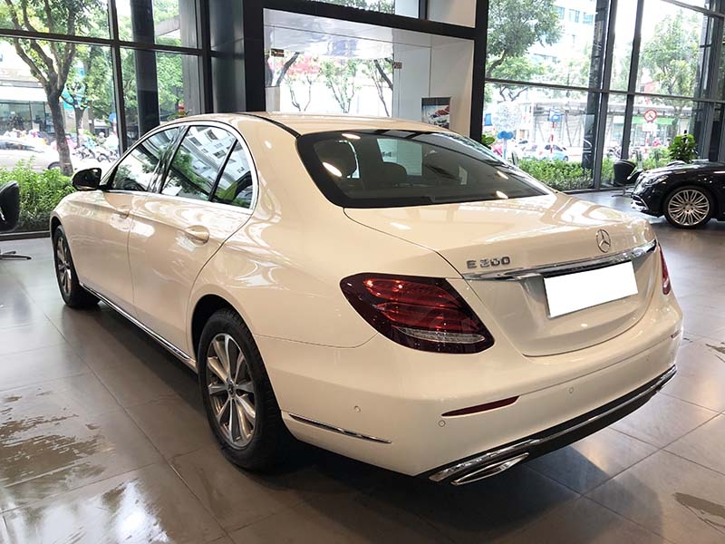 Xe Mercedes E200 sản xuất 2019 màu Trắng chạy lướt 5356 Km rẻ hơn vài trăm triệu / 2 tỷ 079 triệu