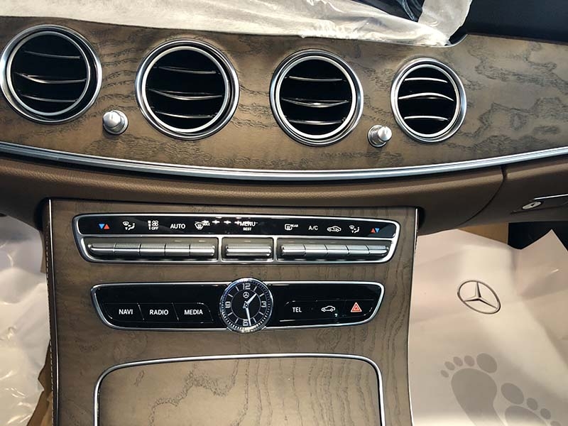 Xe Mercedes E200 sản xuất 2019 màu Trắng chạy lướt 5356 Km rẻ hơn vài trăm triệu / 2 tỷ 079 triệu