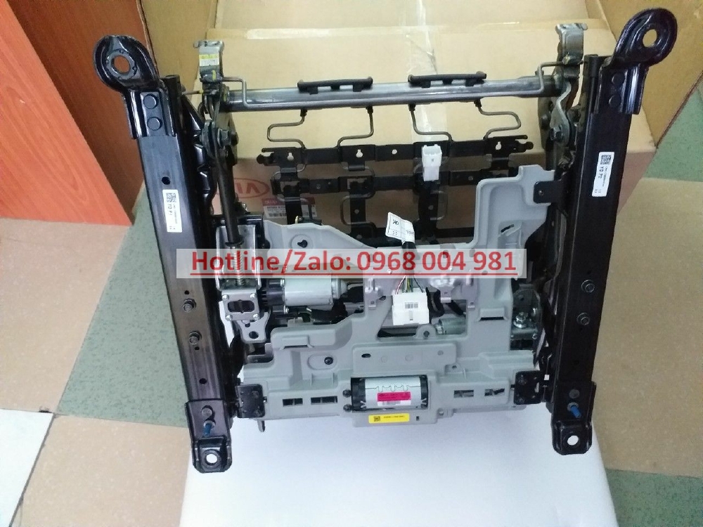 88500A7500 CỤM ĐẾ GHẾ TRƯỚC TRÁI K3/CERATO .Phụ tùng xe k3 chính hãng