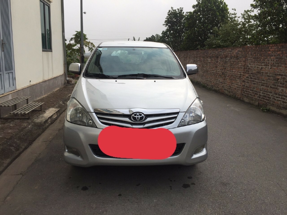 Toyota Innova 2010 màu bạc 7 chỗ