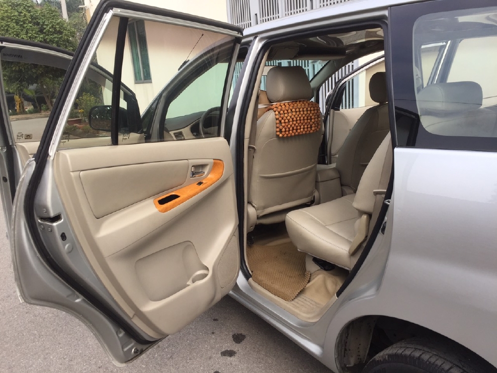 Toyota Innova 2010 màu bạc 7 chỗ