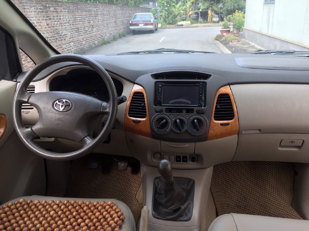 Toyota Innova 2010 màu bạc 7 chỗ