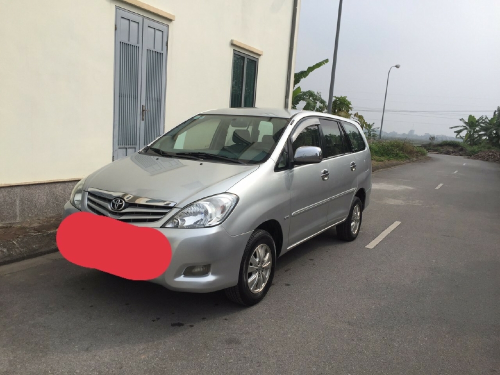 Toyota Innova 2010 màu bạc 7 chỗ