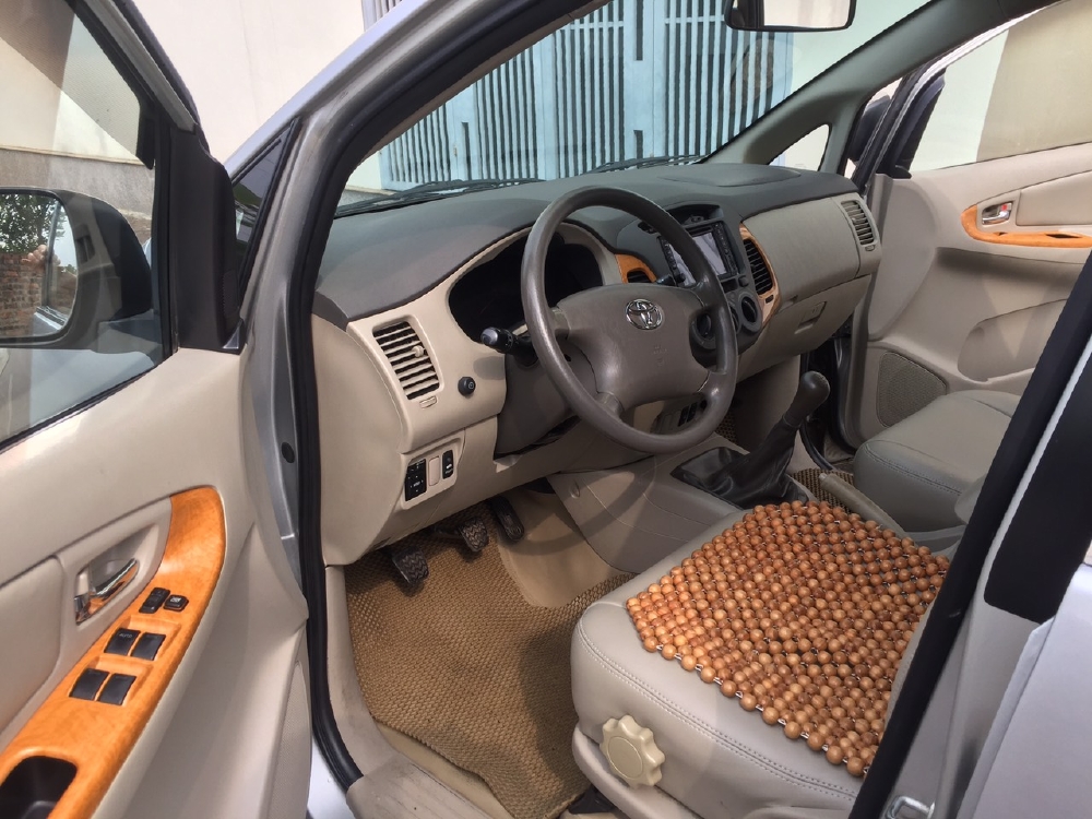 Toyota Innova 2010 màu bạc 7 chỗ