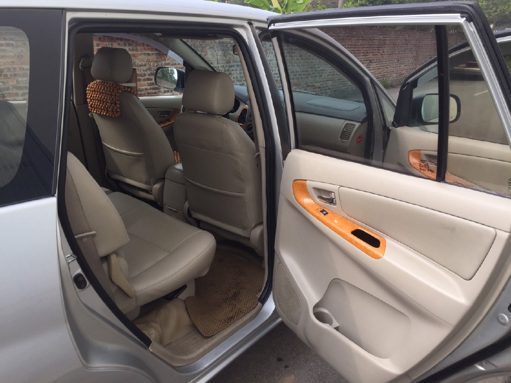 Toyota Innova 2010 màu bạc 7 chỗ