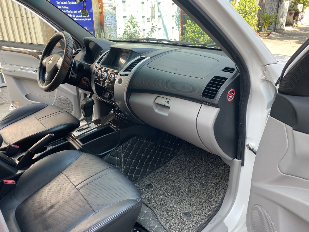 Cần bán Mitsubishi Pajero Sport 2016 tự động trắng mới tinh