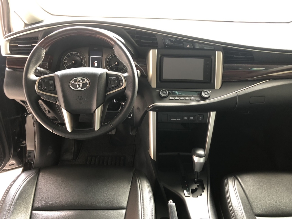 Bán Toyota Innova Venturer đời 2018 màu đen