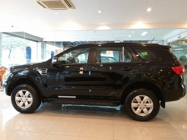 Ford Everest giảm khủng TM, tặng kèm nhiều món PK