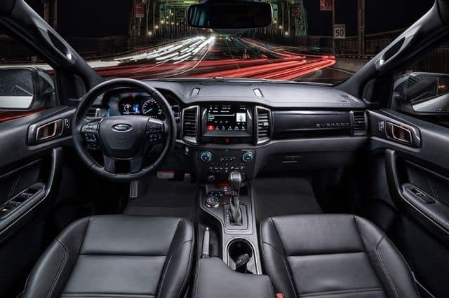 Ford Everest giảm khủng TM, tặng kèm nhiều món PK