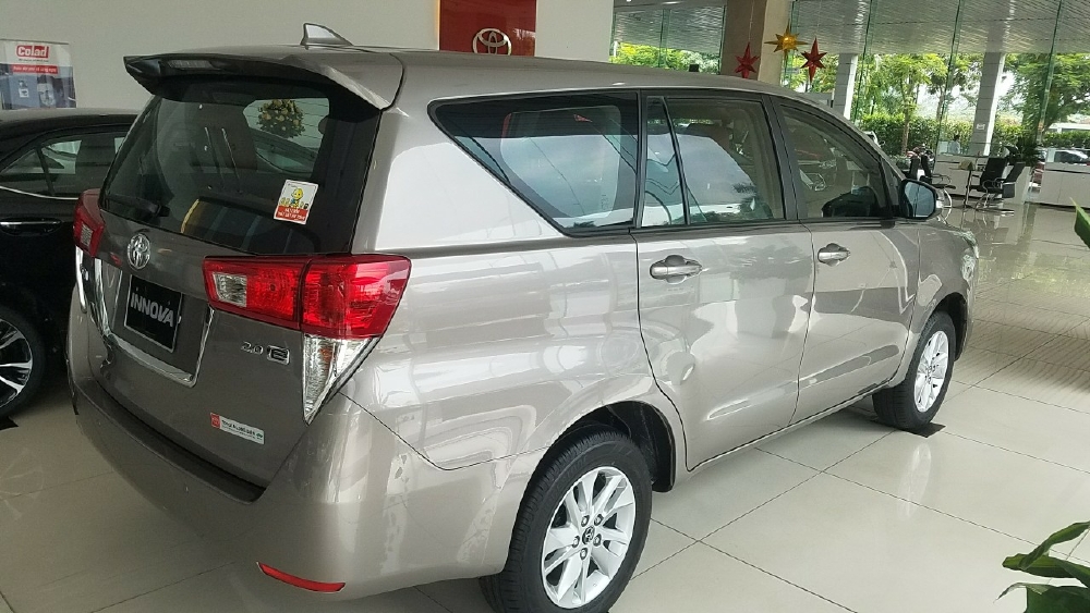 Toyota InnoVA 2.0E MT Khuyến Mại Kịch Sàn