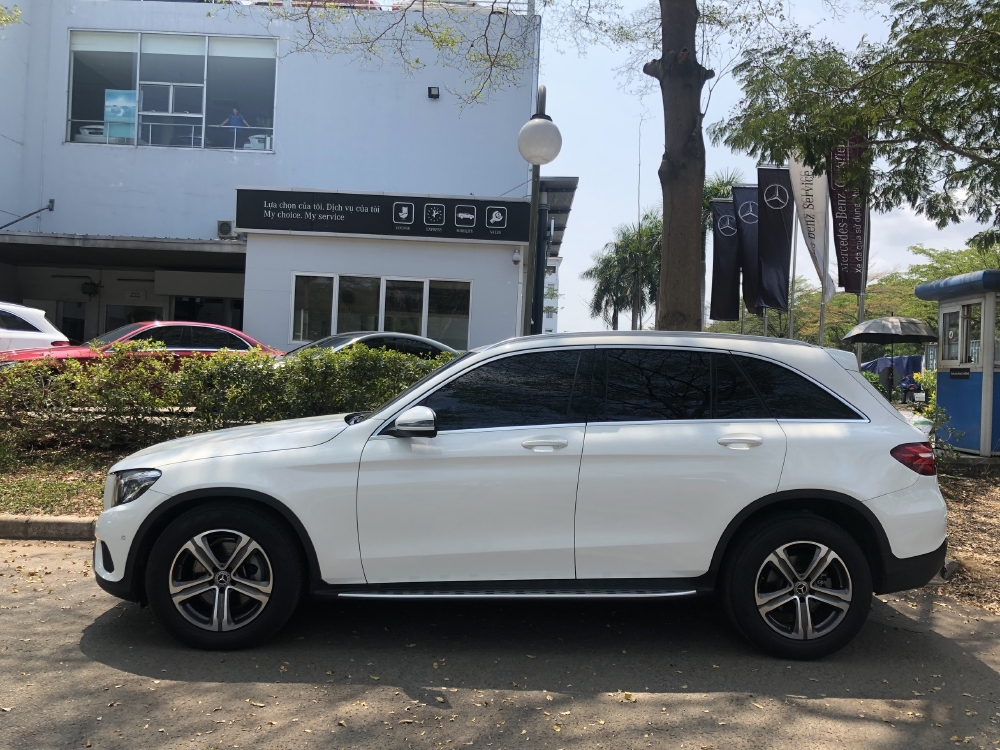 Mercedes Phú Mỹ Hưng cần bán GLC200 2019 lướt chính hãng, odo 6.500 km - màu trắng