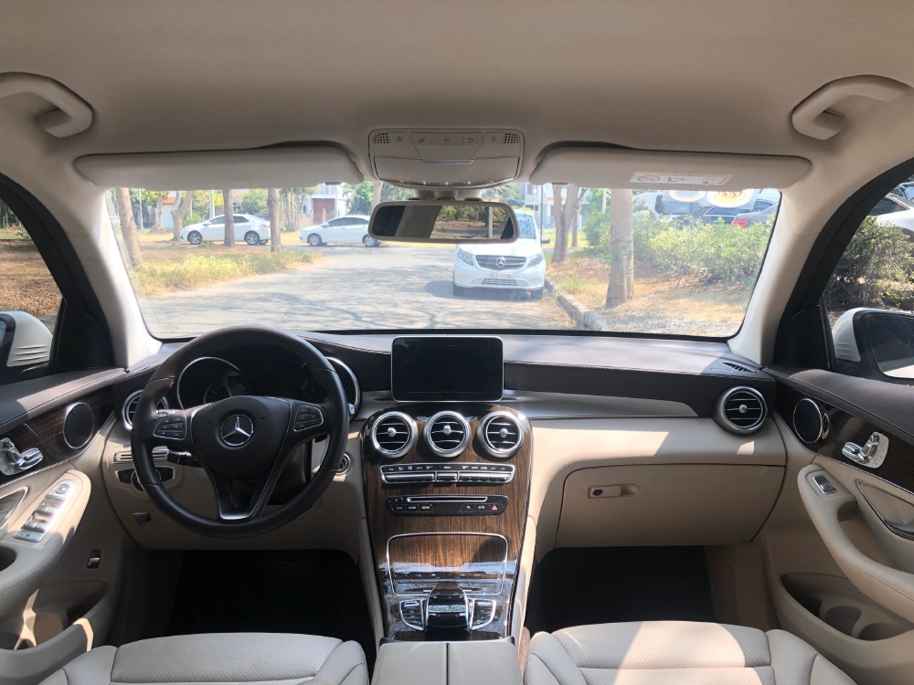 Mercedes Phú Mỹ Hưng cần bán GLC200 2019 lướt chính hãng, odo 6.500 km - màu trắng