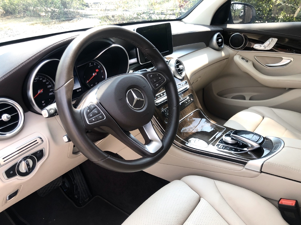 Mercedes Phú Mỹ Hưng cần bán GLC200 2019 lướt chính hãng, odo 6.500 km - màu trắng