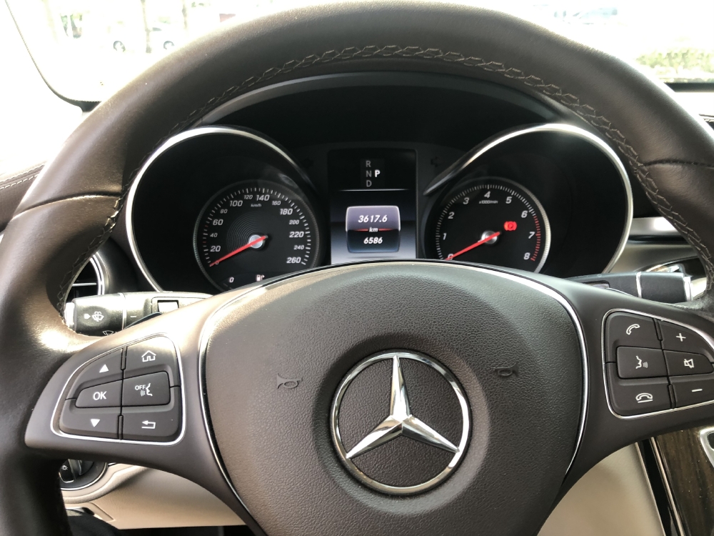 Mercedes Phú Mỹ Hưng cần bán GLC200 2019 lướt chính hãng, odo 6.500 km - màu trắng