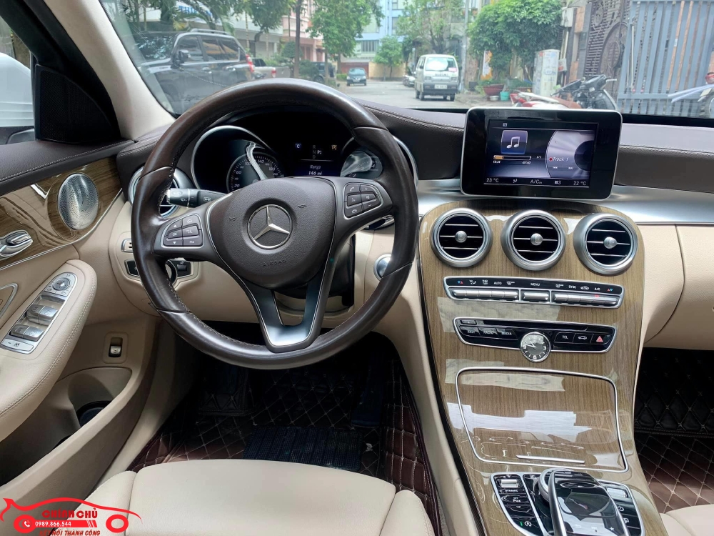 Xe Chính Chủ bán Mercedes C250 Exclusive 2017 màu trắng nội thất kem sang trảnh và lịch lãm, giá tốt