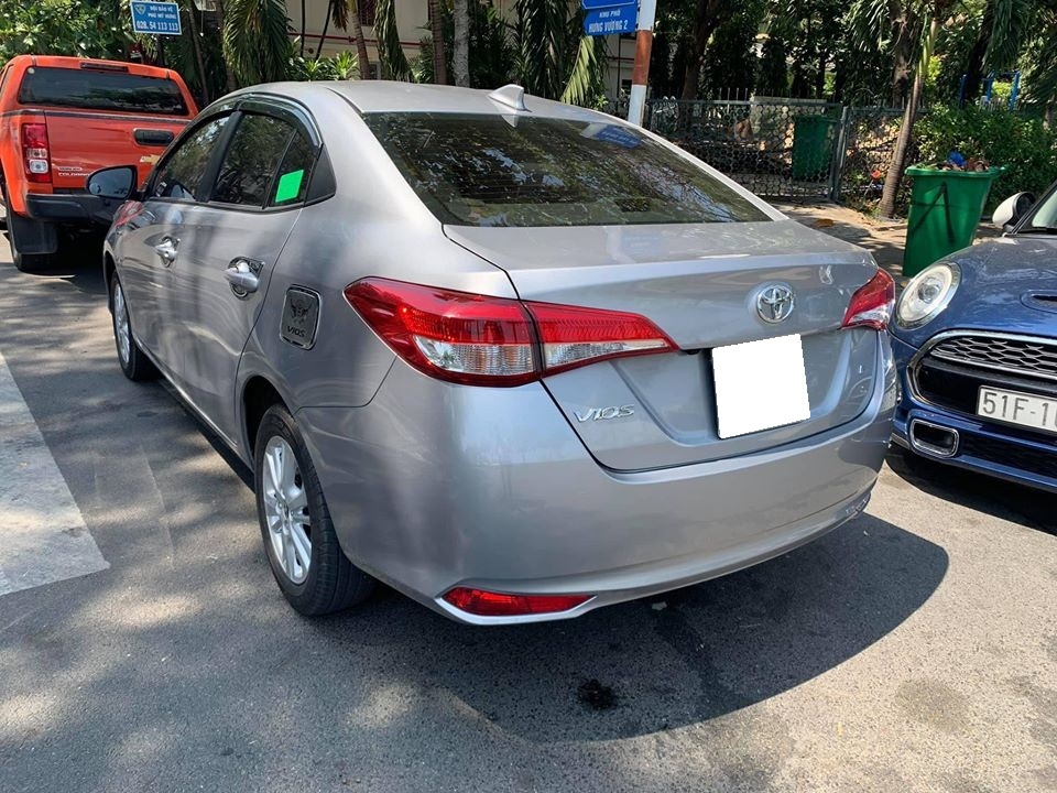 Bán Toyota Vios 2019, số sàn, màu Bạc