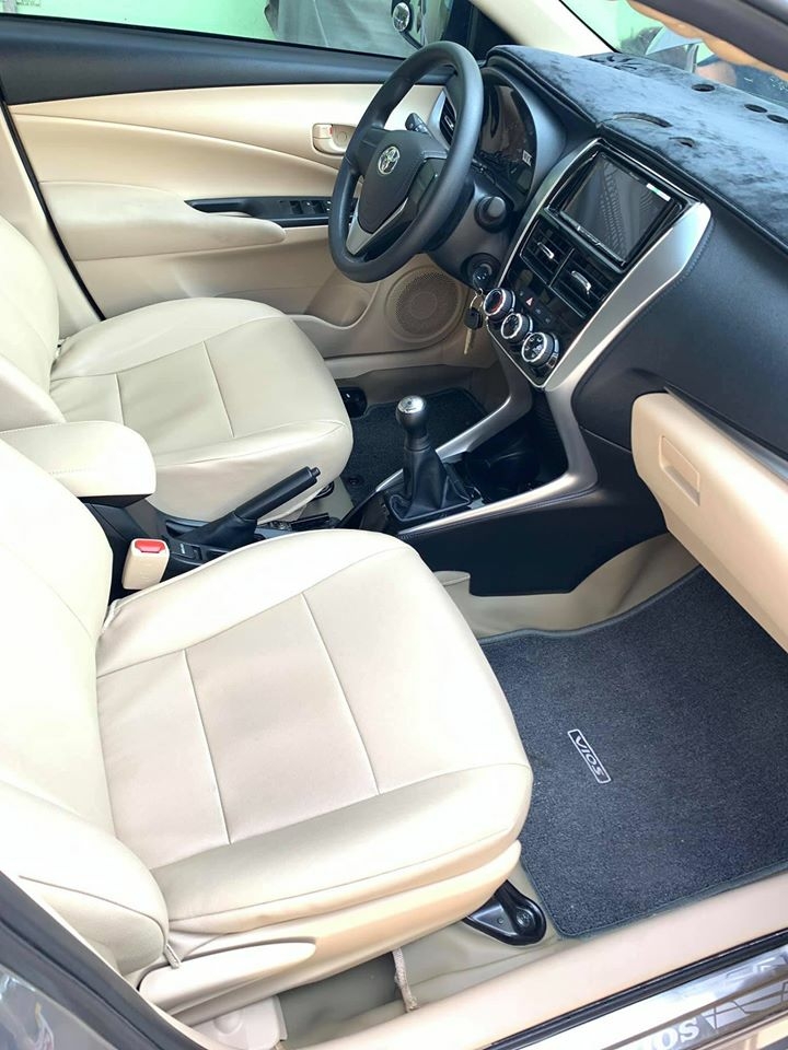 Bán Toyota Vios 2019, số sàn, màu Bạc