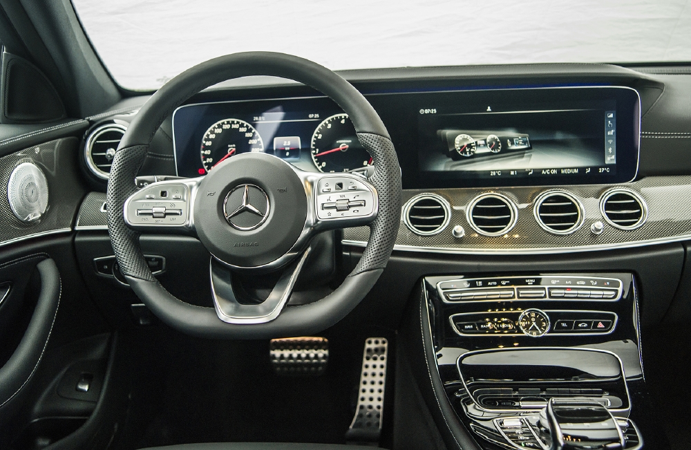 Mercedes Phú Mỹ Hưng cần bán E300AMG trưng bày hãng. Tiết kiệm hơn 300 Triệu