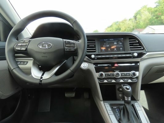 Hyundai Elantra khuyến mãi 30tr xe giao ngay tặng nhiều phụ kiện khủng.