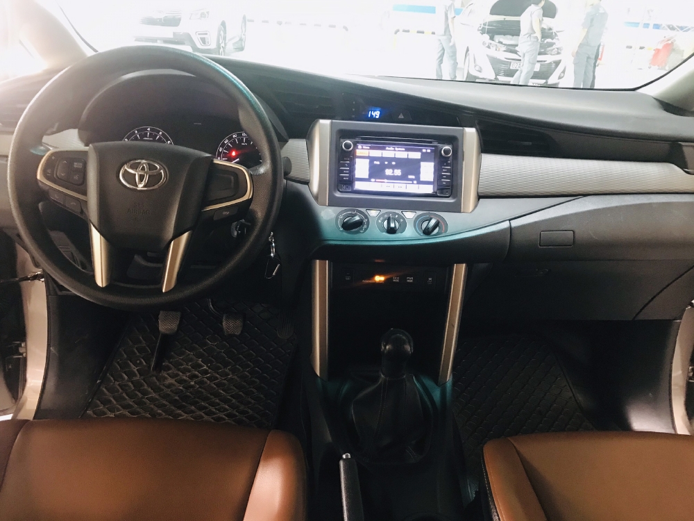 Cần bán Innova E số sàn 2017, odo 57,000km. Giá sốc kinh doanh