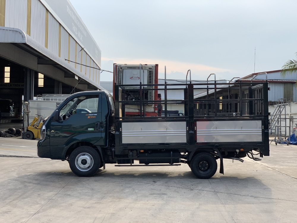 BÁN XE KIA 2,4T THÙNG MUI BẠT - TRẢ GÓP LÃI SUẤT THẤP NHẤT