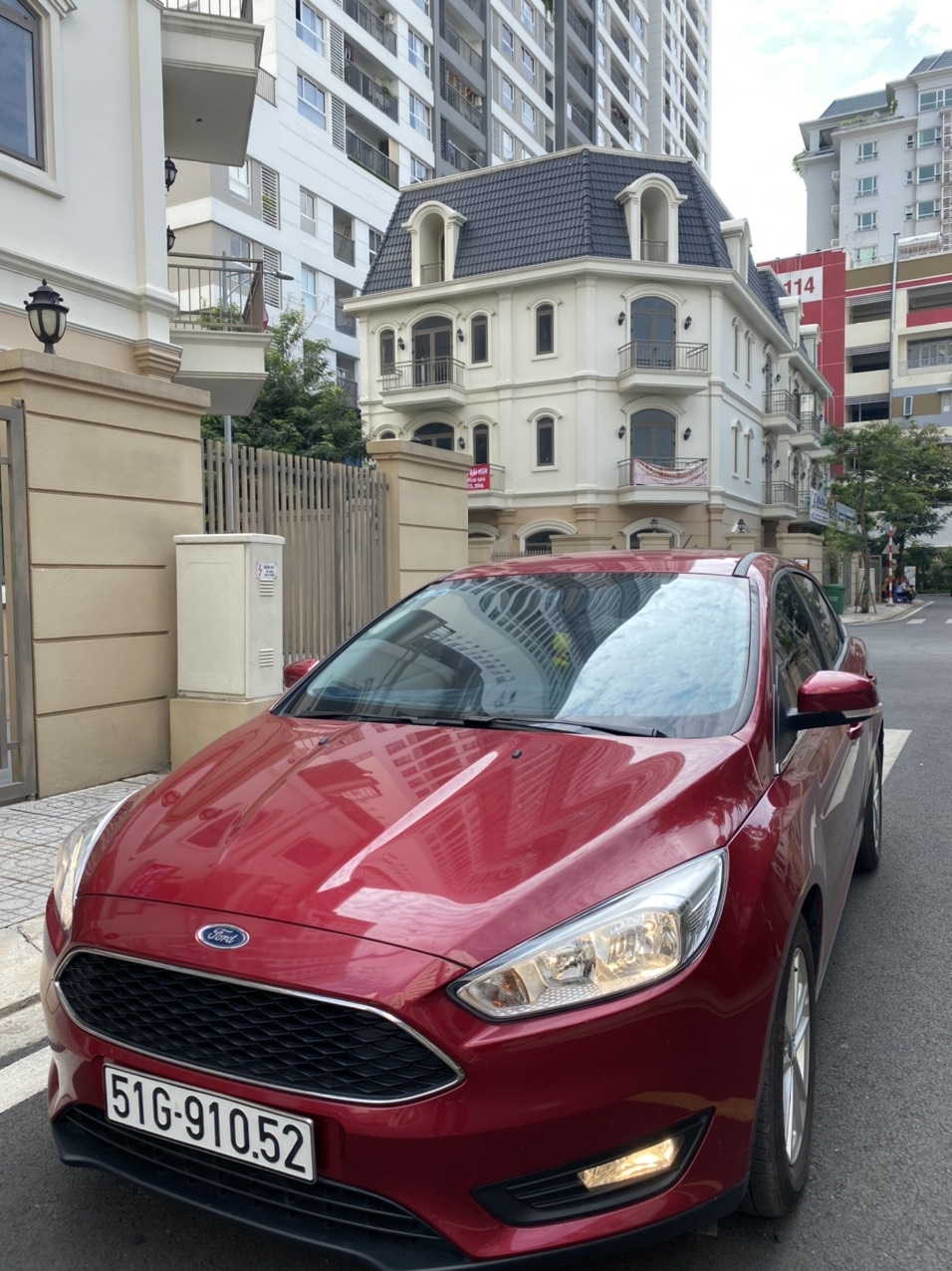 Bán xe ford focus màu đỏ 2018
