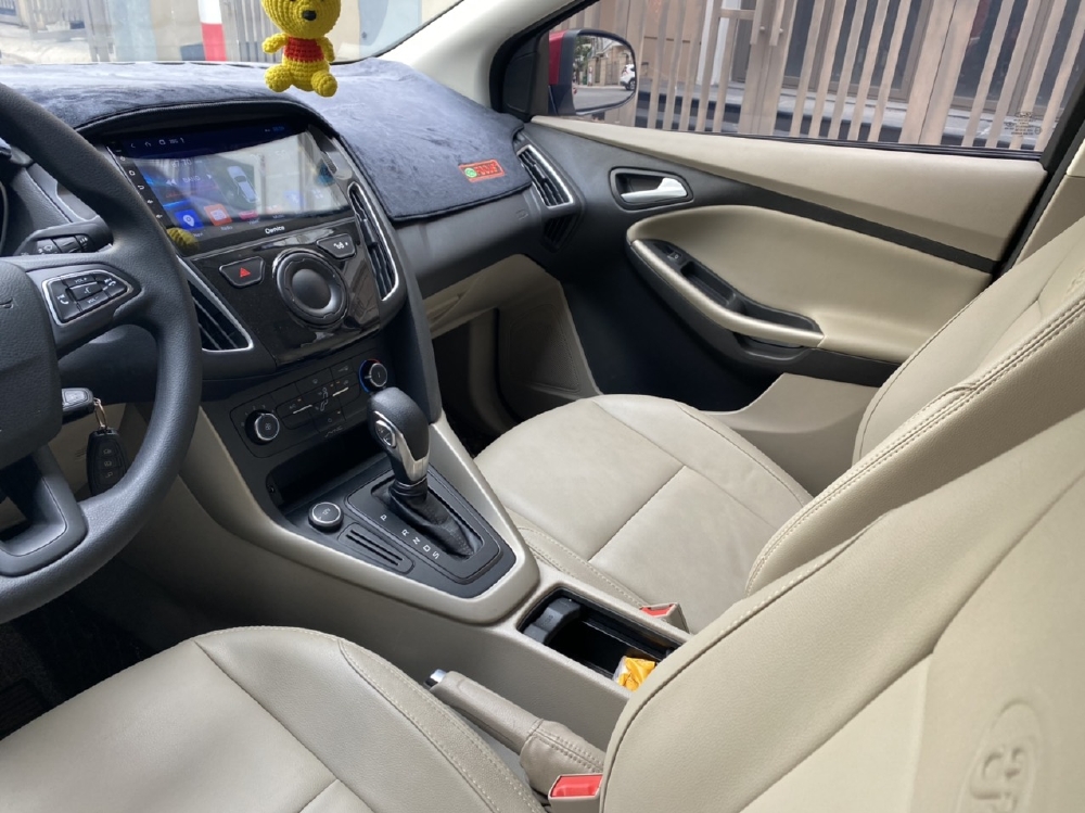Bán xe ford focus màu đỏ 2018